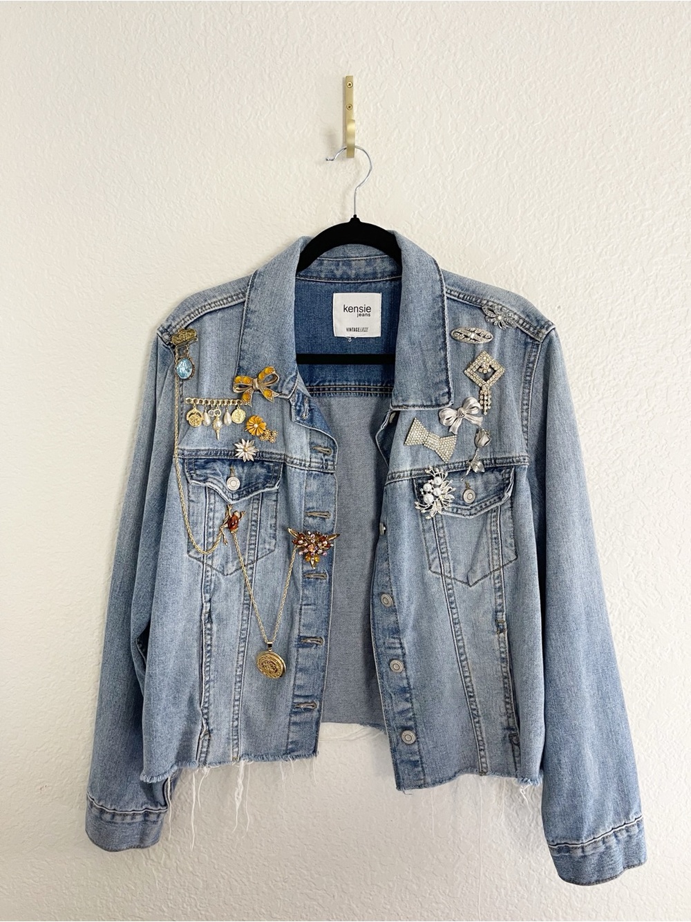Brooch Crazy! Embellished Denim Jackets with antique brooches. - Picture 14 of 16
